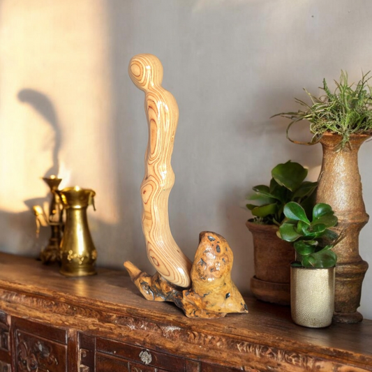 Devot,  Holzskulptur mit erotischem Hintergrund, Phantasiefigur