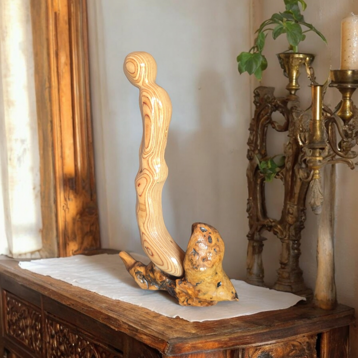 Devot,  Holzskulptur mit erotischem Hintergrund, Phantasiefigur