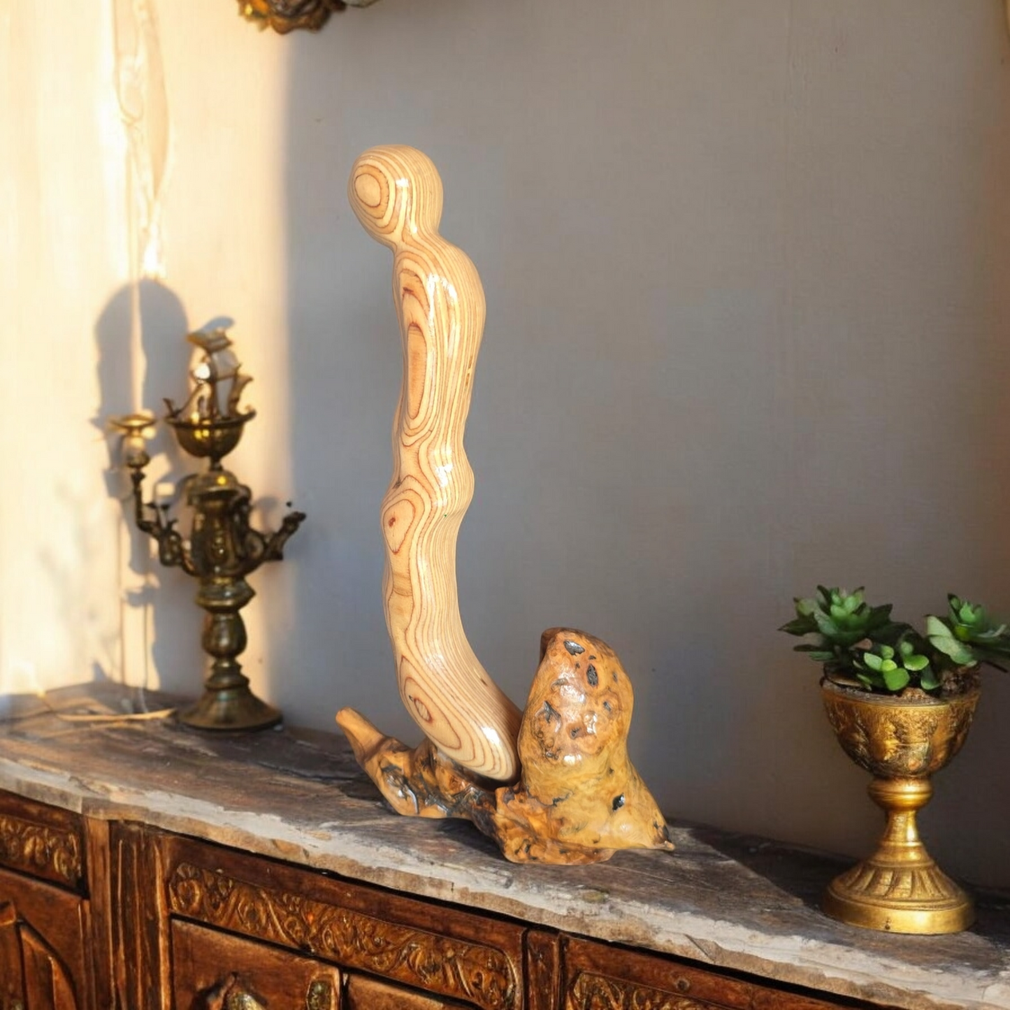 Devot,  Holzskulptur mit erotischem Hintergrund, Phantasiefigur