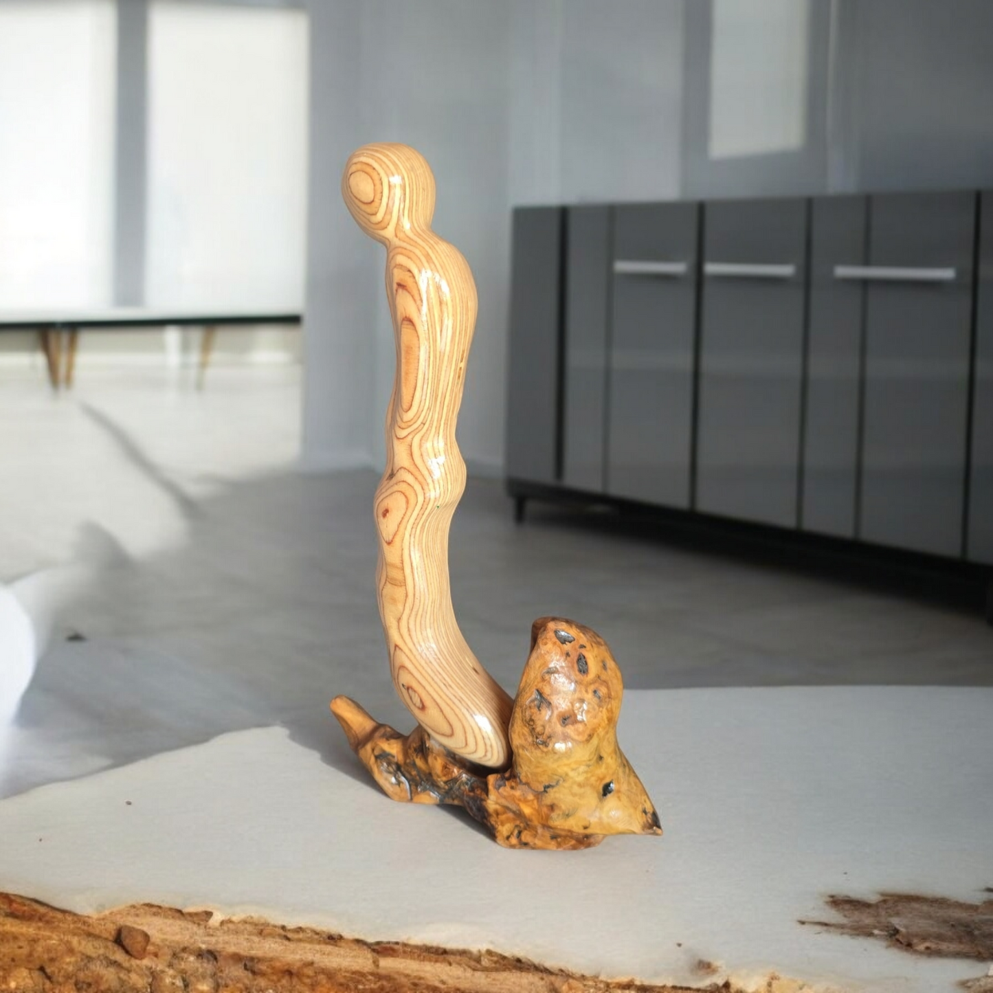 Devot,  Holzskulptur mit erotischem Hintergrund, Phantasiefigur