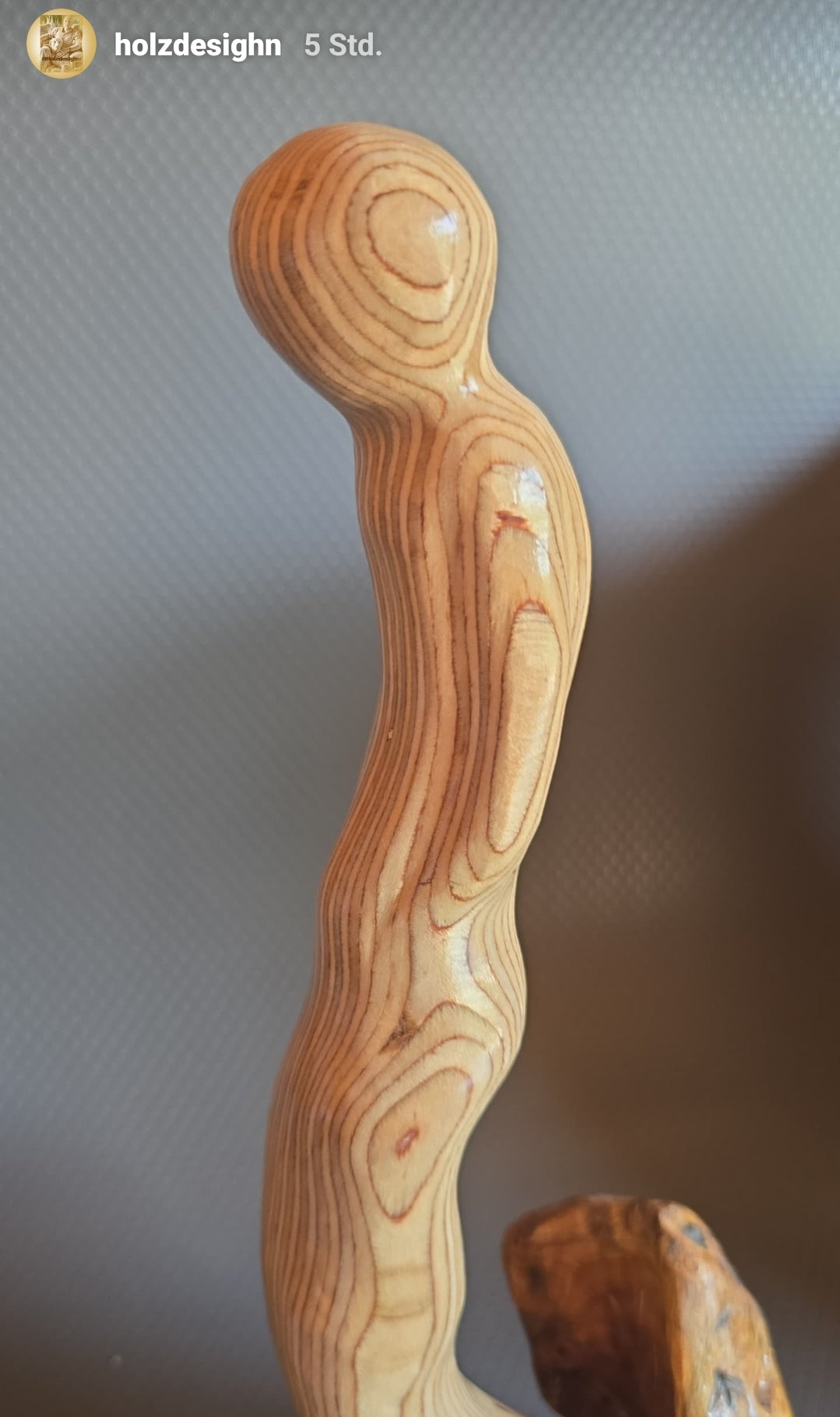 Devot,  Holzskulptur mit erotischem Hintergrund, Phantasiefigur