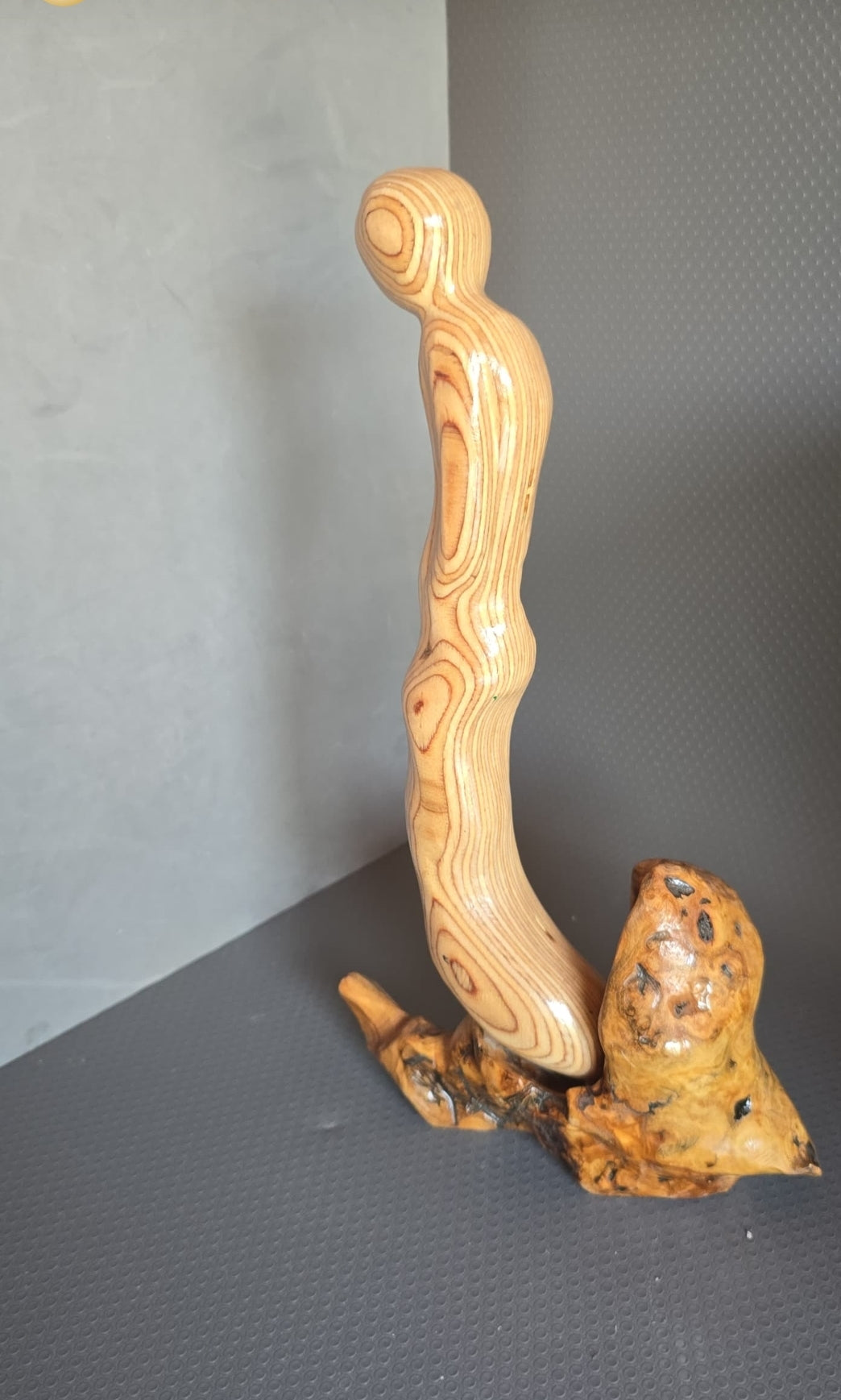 Devot,  Holzskulptur mit erotischem Hintergrund, Phantasiefigur